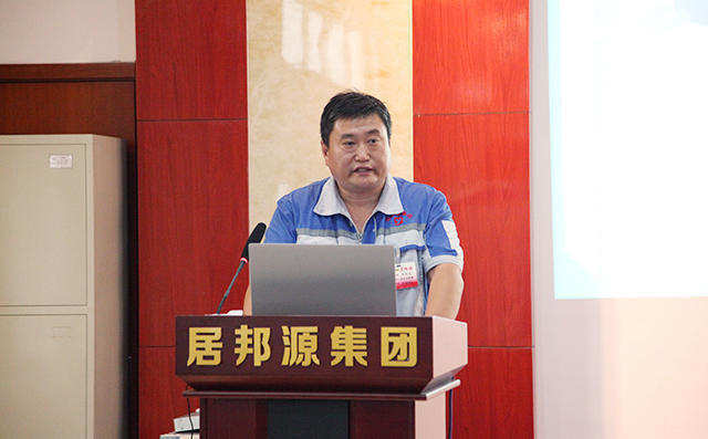 生產(chǎn)中心總監(jiān)馬永民對公司生產(chǎn)對公司員工提出的合理化建議實(shí)施成果進(jìn)行匯報(bào)。