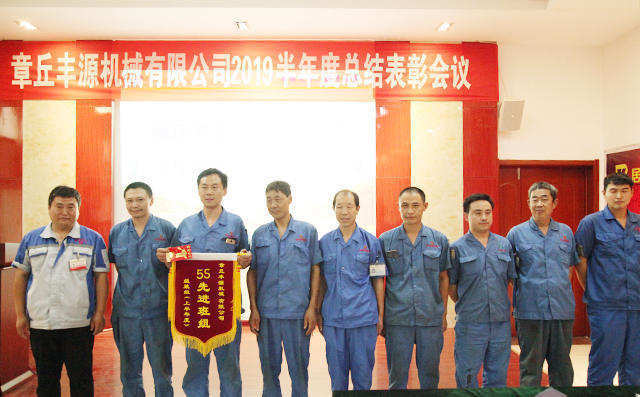 公司對做出突出貢獻(xiàn)的人員頒獎(jiǎng)，為獲得5S先進(jìn)班組員工頒發(fā)錦旗及獎(jiǎng)勵(lì)紅包200元。